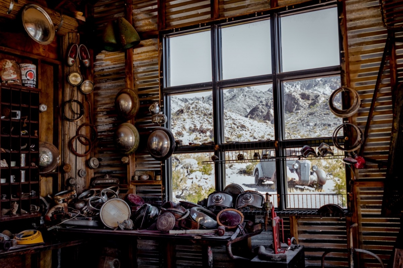 vente-SAUZE-min_shop_window_part_junk_abandoned-138873